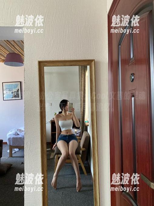 微密圈 - 办公室写真集：Cool文茜的灵魂出窍，下载后尽情追忆。