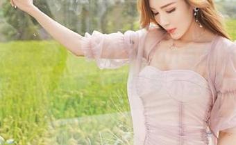 Feilin嗲囡囡 – 史雯Swan与丝袜的亲密接触:图集里的春梦不会醒!