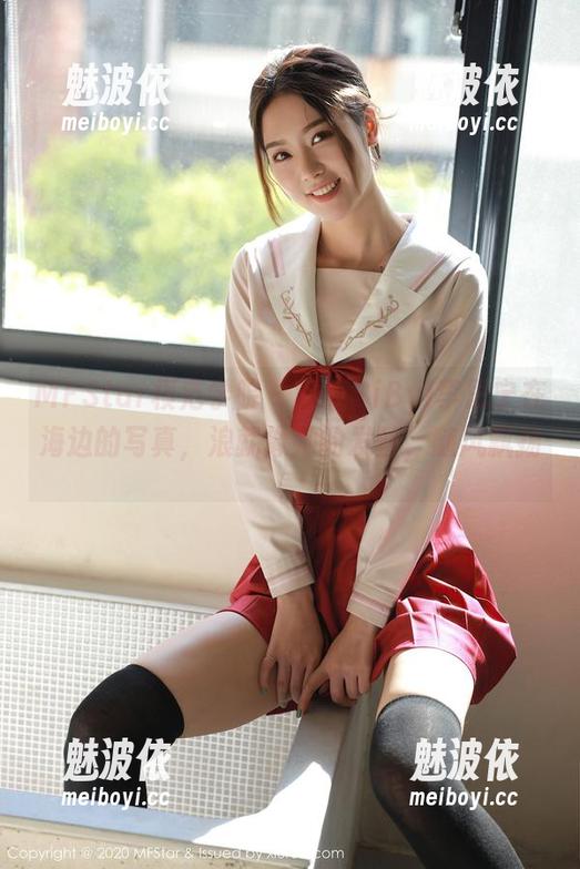 MFStar模范学院 - 看！SiByl李思宁在海边的写真，浪就像她的发丝，随风飘扬。