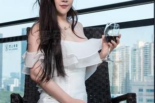 QingDouKe青豆客 – 办公室的Ann尤美，其实也是个‘魔力’百出的小姑娘？