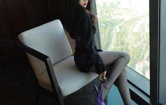微密圈 – Sia不吃鱼的蕾丝裙肉丝分享——自信十足，配上我的小零食，更加完美！