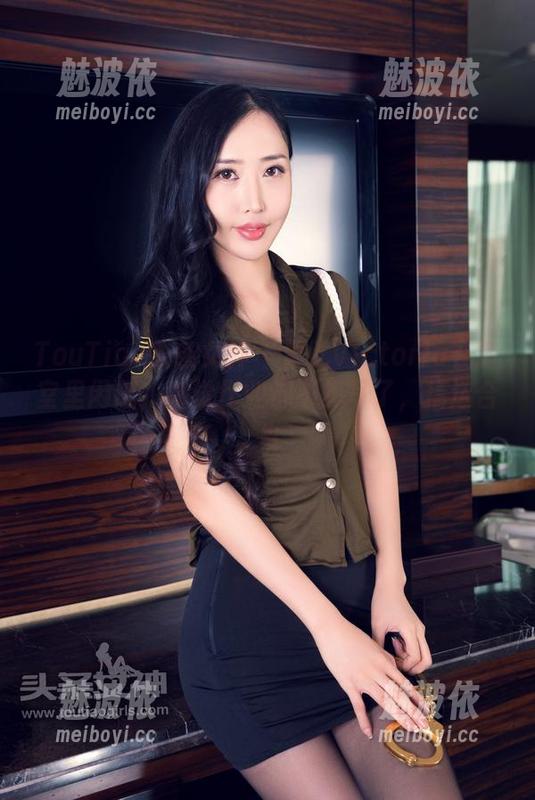 TouTiao头条女神 - 果儿Victoria在教室里闲逛，感觉作业都不想写了，精选合集
