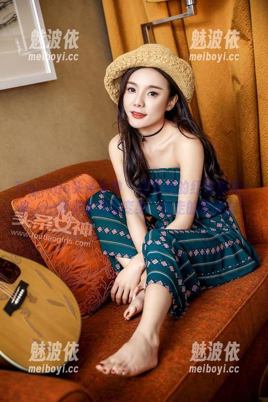 TouTiao头条女神 - 樊安妮的红裙图集：来，一起见证美丽变身“行走的快递盒”