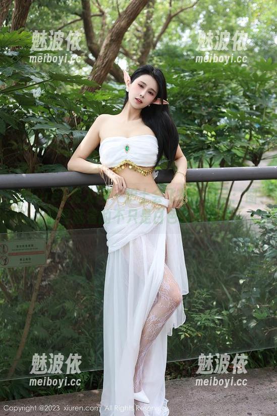 Xiuren秀人网 - 护士会飞的小虎牙：图集里藏着的不只是白色的服饰哦