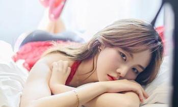 在Yuna(윤아)的[SAINTPhotolife]黄金套图里，我差点忘了呼吸