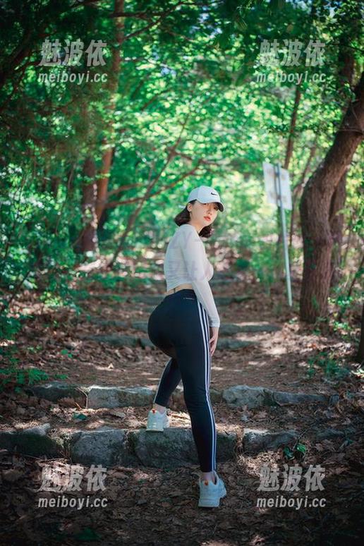 yeeun孙乐乐LOOZY–画师的图片像一杯冷饮，在线解渴却又让人想象一场夏日派对。