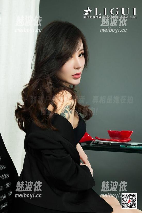 丽柜 - 甜甜户外图集更新，真相是她在拍照时被虫子追着跑！