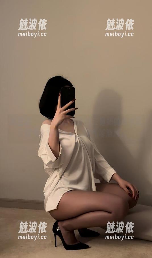 微密圈 - 不想错过保守的二舅妈的皮衣写真集？快来下载，这气场汹涌。