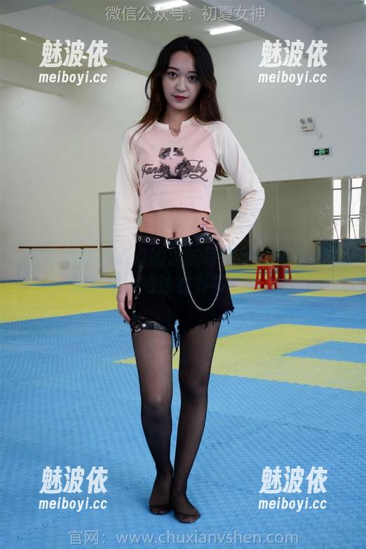 初夏女神 - 点点的泳衣写真集：你根本想象不到她的泳衣有多“点”！