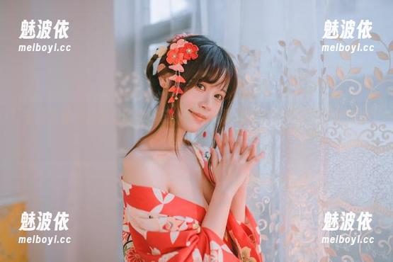 千反田鹿子私房里的身体链，翻看这照片就像在开宝箱，期待总是满满的。