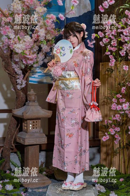 咬一口兔娘这身最新连体衣，照片不能放太多，审美在拉警报！