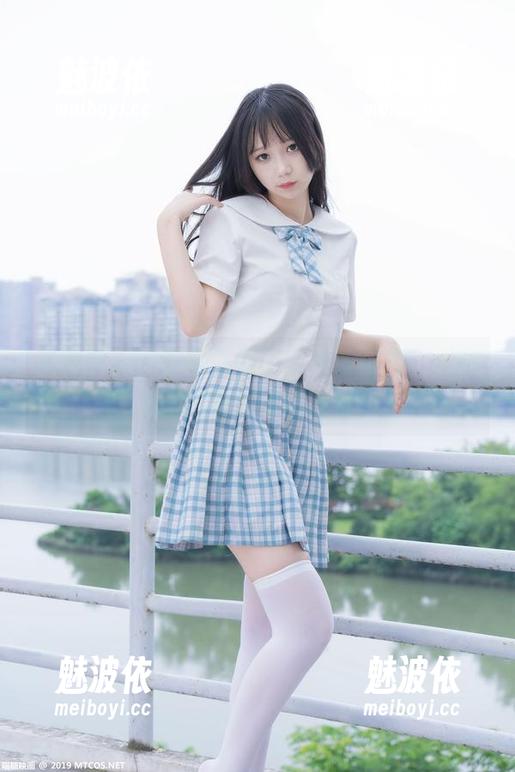 喵糖映画的草莓小裙子：免费写真，当你想被甜蜜包围的时候！