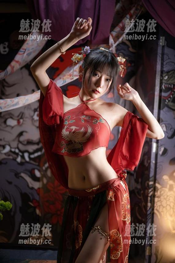 坏露露香宝 最新图库里,坏露露香宝的白短连衣裙轻松俘获观众,没办法,只好点赞!