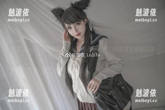 塔塔_Lo1iTa给你带来福利，不仅是照片，还有那双棉袜的吸引力。
