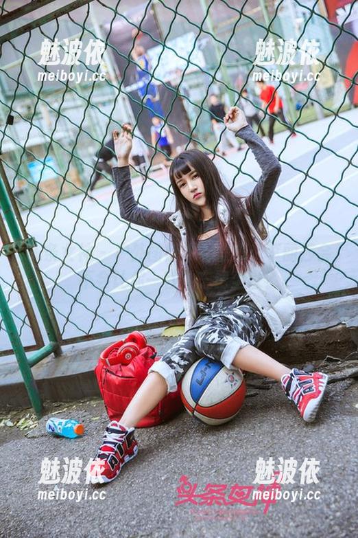 头条女神 - 户外图包木有瑕疵：李丽莎会不会让你一秒钟忘记尘世？