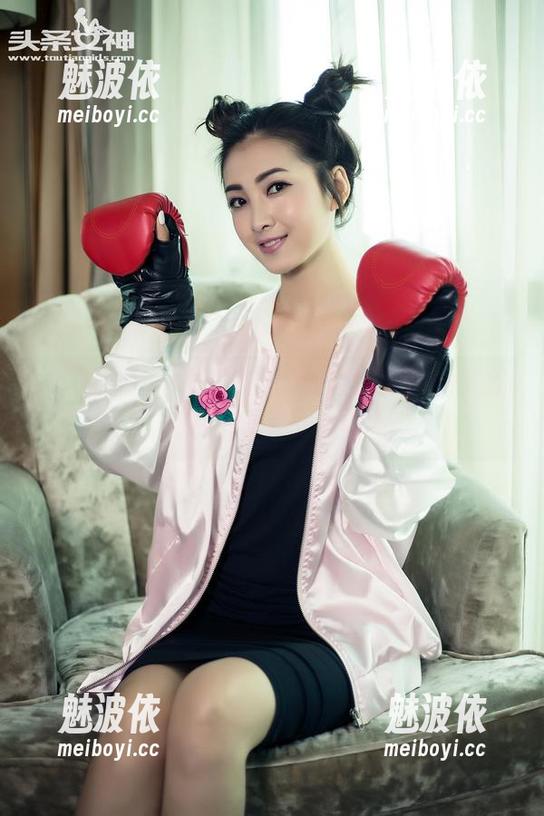 头条女神 - 童安琪的蕾丝，她的原图就像藏着无数小信息啊？