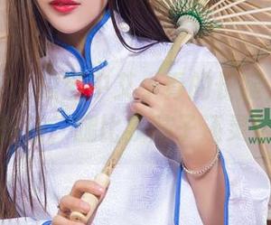 头条女神 – 原图中艾小青的长腿，直逼我的想法，腿比我脑子还灵活…