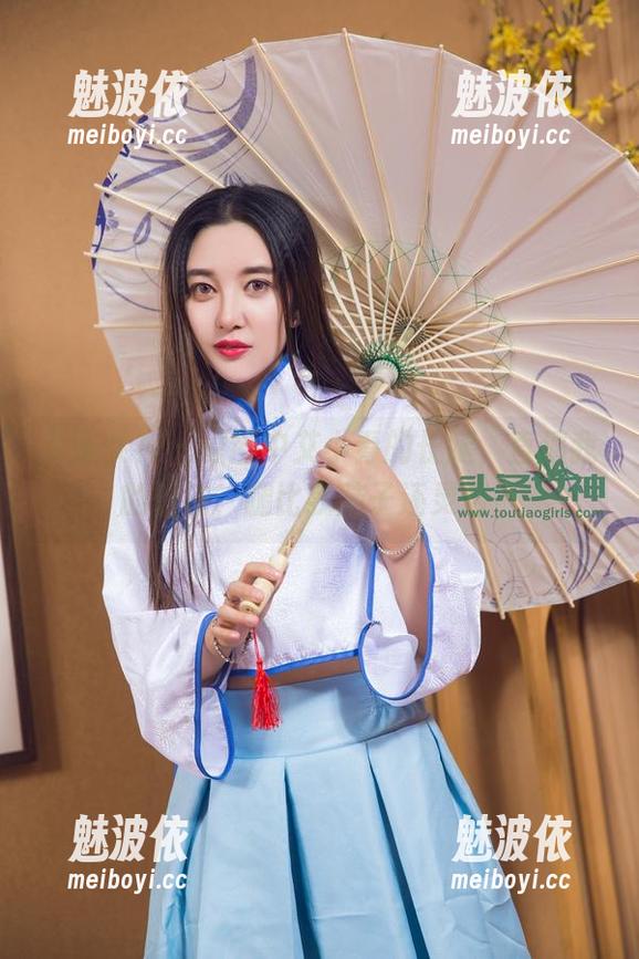 头条女神 - 原图中艾小青的长腿，直逼我的想法，腿比我脑子还灵活…