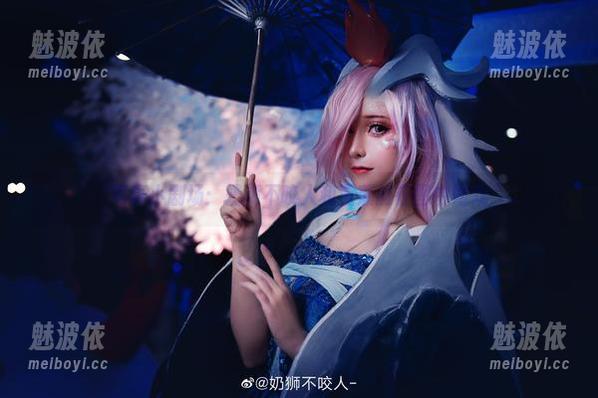 写真小剧场：奶狮不咬人和玉藻前在图中嬉戏