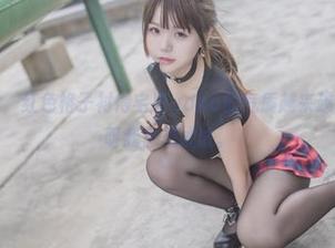 精选图包中,红色格子衬得宅夏yoko的气质越来越有范儿,哎呀我也想试试。