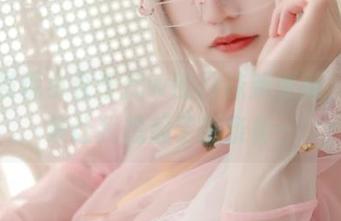突然发现小仓千代w的网袜新更新，写真集让我想起了那条街…