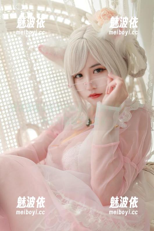 突然发现小仓千代w的网袜新更新，写真集让我想起了那条街…