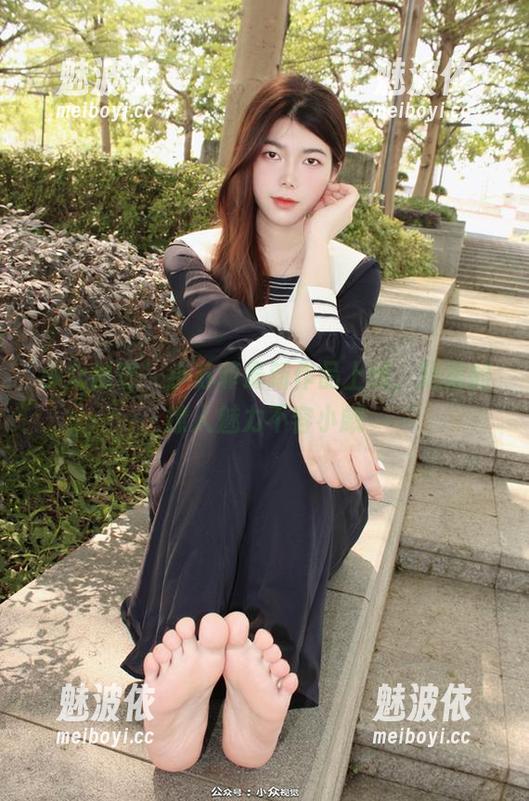 小众视觉 - 小苏菲最新作品上线，短裙的撩人魅力不容小觑