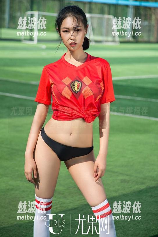尤果网 - 无圣光的死库水，天真与挑逗在含含的图集中交织