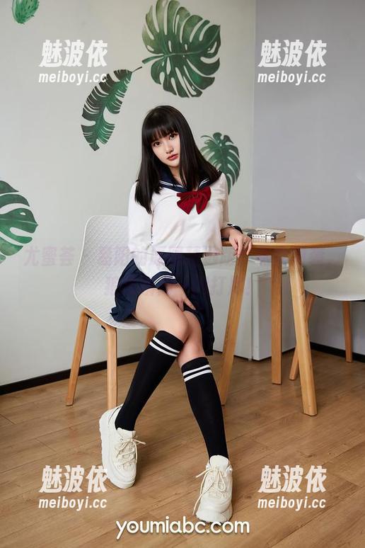 尤蜜荟 - 易阳的原图精选版：熟女突袭，狼狈瞬间一网打尽！