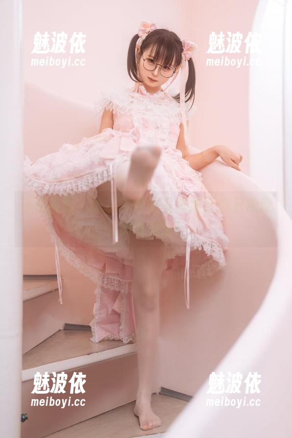 不怕被踩，幼水铃衣的写真集让你只想低头赞叹美脚！