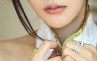 推女郎 – 黄可的黑丝私拍图集：在你的脑海里反复走动