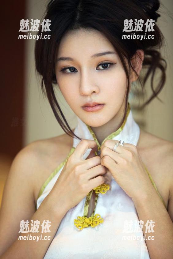推女郎 - 黄可的黑丝私拍图集：在你的脑海里反复走动