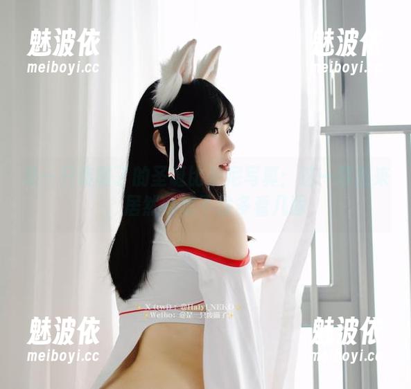是一只废喵了的圣诞比基尼写真：这一幕我来，居然要忍不住多看几眼