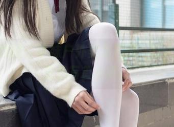 森萝财团：学妹户外美足图册，让人不自觉想写首小诗。