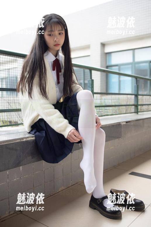 森萝财团 森萝财团:学妹户外美足图册,让人不自觉想写首小诗。