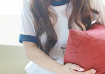 模范学院 – 察觉白子嫣nicky的这组粉色写真中有一丝“小心机”，每一张都像在说悄悄话。