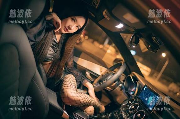 图库新鲜事：源纱希喵喵喵与女上司的出差奇遇