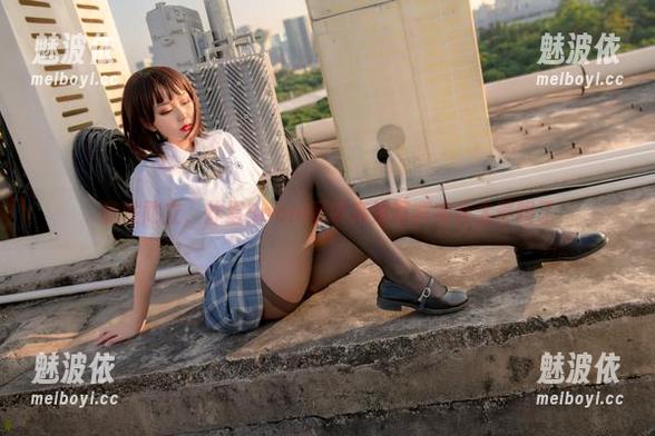 随性而立，炸蛋Boom吊带高清写真实在太养眼了