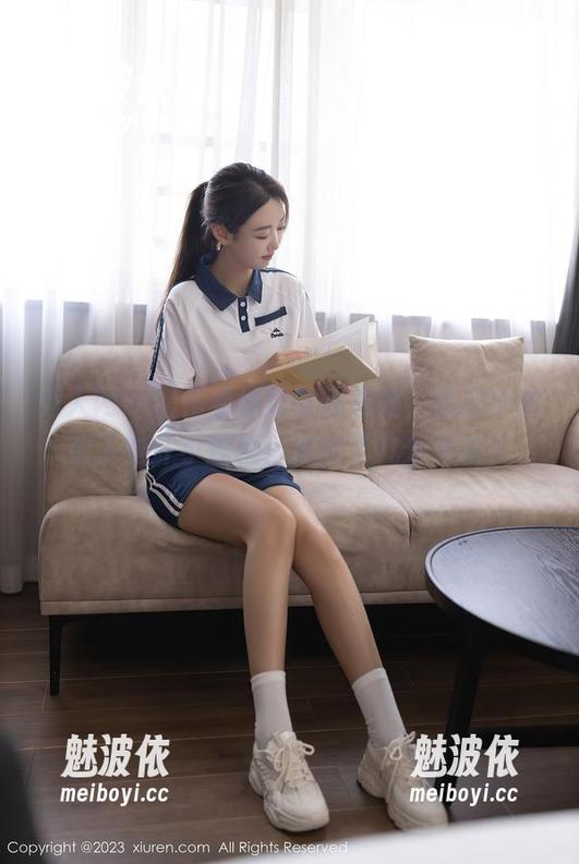 秀人网 - 慢慢看幼幼的连衣裙，私拍中夹杂了些许小迷糊，捕获了几分灵动？