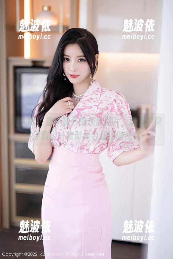 秀人网 - 看李丽莎的灰丝图片，脑海中突然浮现出一堆时尚合成词的乱炖…