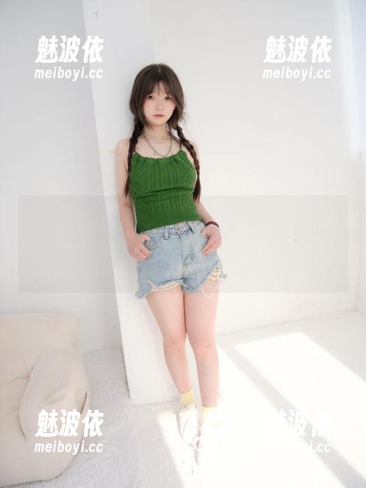 紧急企划 - 小恩的体操服图包分享：当你以为自己要成为体操冠军时，结果只是在和地面亲密接触。