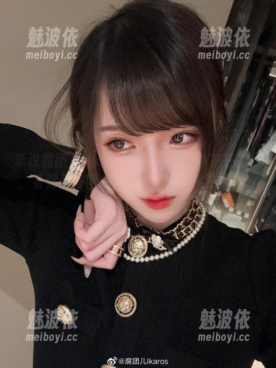 听说腐团儿Ikaros穿着定制连体衣在拍照，看到那张图片，我的脑海里突然冒出很多问号。
