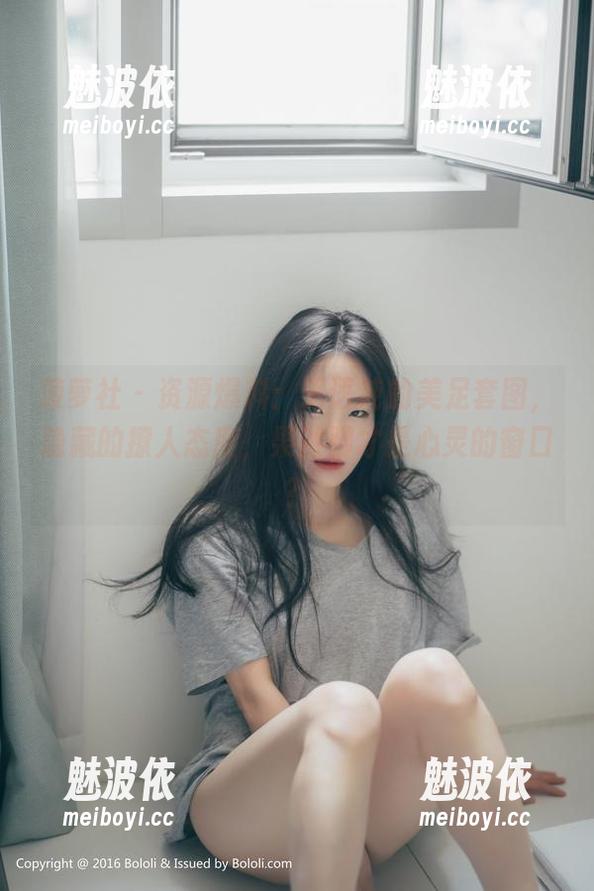 菠萝社 - 资源爆料：王语纯的美足套图，隐藏的撩人态度，果然脚才是心灵的窗口？
