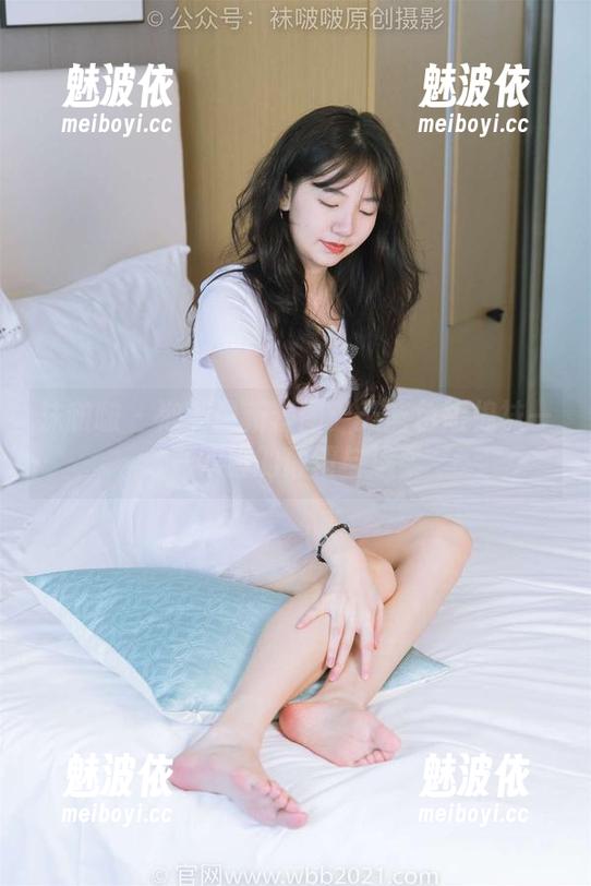 袜啵啵 - 泡芙最新套图：天蓝色短棉袜——双脚的颠覆与温柔