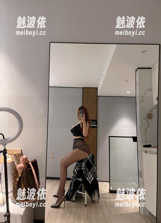 微密圈 - 迷人的五姨太的彩云之下，网盘内容满满，让我每次都想下载几张！