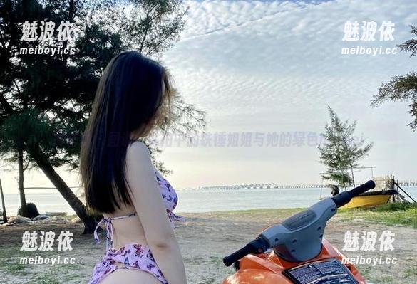 铁锤姐姐 微密圈 - 图说:私拍中的铁锤姐姐与她的绿色neinei