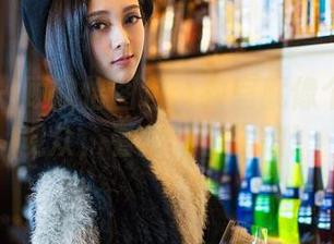 青豆客 – 顾欣怡图包：教室就像个沉默的观众，看我怎么摆拍！