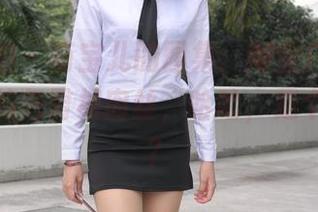 魔镜街拍 – 萌宝儿的图集：商业广场，哈哈镜里的包臀裙肉丝，哈哈，是个什么鬼？