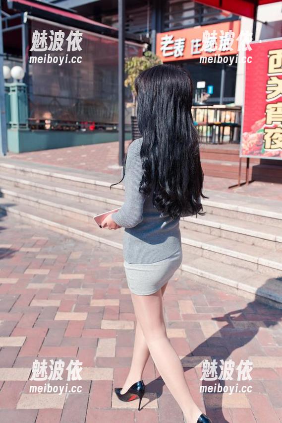 收录于“魔镜街拍”的黑色丝袜职业装女郎，让人不由自主想多看几眼的写真合集。