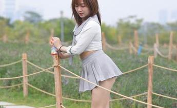 魔镜街拍最新图片：在黑丝裹住的腿上，我们发现了无尽的可能性！